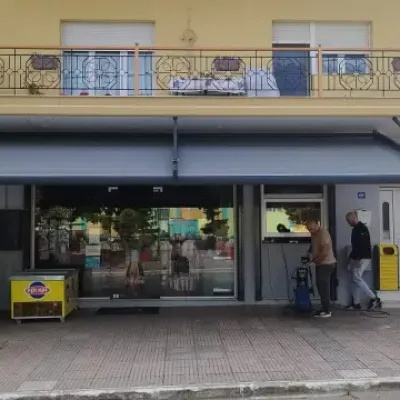 Τοποθέτηση κρεμαστής τεντοπέργκολας στη Νέα Μεσημβρία Θεσσαλονίκης